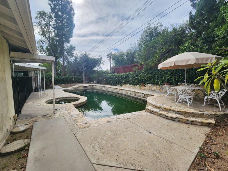 Building Photo - 11665 Babbitt Ave