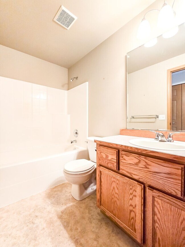 Building Photo - Well Kept 3BD Rambler