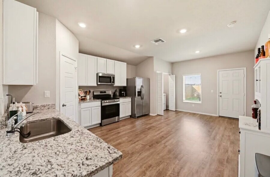Building Photo - 5719 Coopers Xing