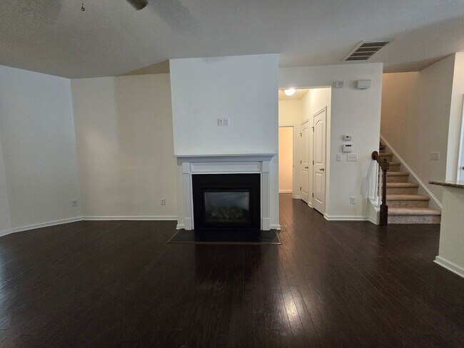 Building Photo - Spacious 3BR, 2.5BA Townhome with Loft & High Ceilings in a Fantastic Location!
