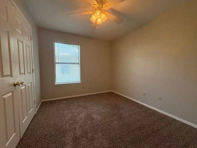 Building Photo - Available Now! 3 bedroom charming duplex!