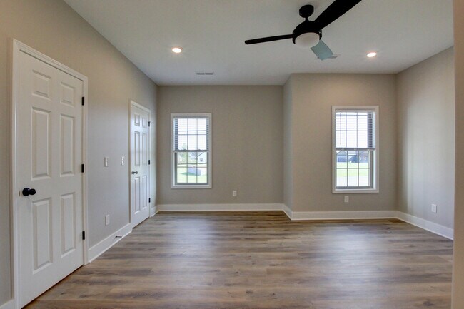 Building Photo - 102 Riverbend Dr