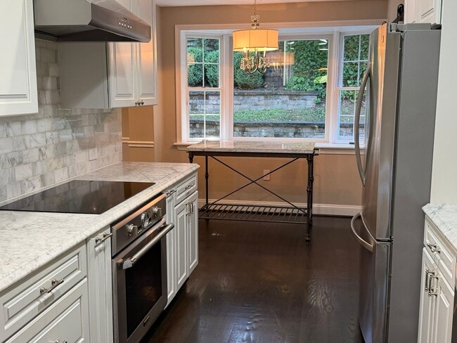 Building Photo - Stunning Home, Great Location, and More!