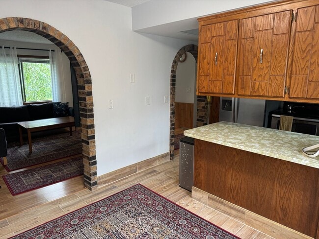 Building Photo - Gorgeous SFH with SS appliances, fenced ba...