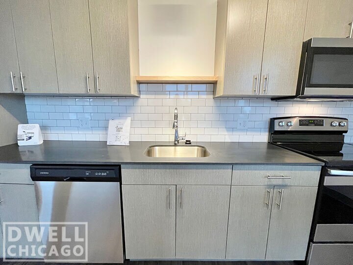 Building Photo - 951 W Dakin St