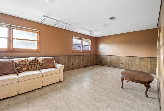 Building Photo - 12755 S Elizabeth Dr