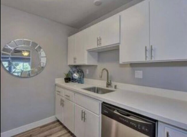 Building Photo - 910 Clinton St