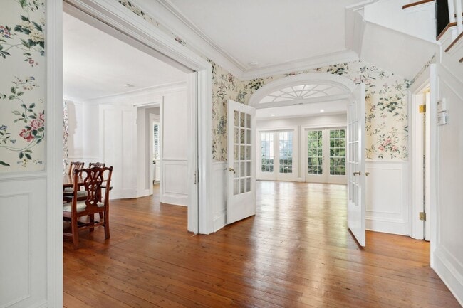 Building Photo - Gorgeous Historic South of Broad Home