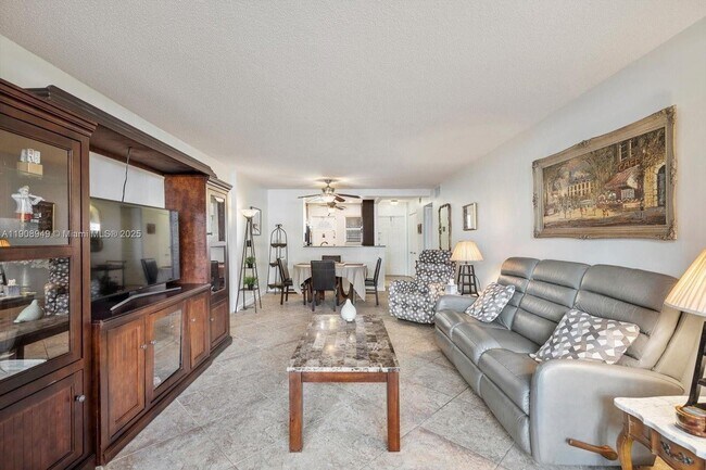 Building Photo - 609 NE 14th Ave