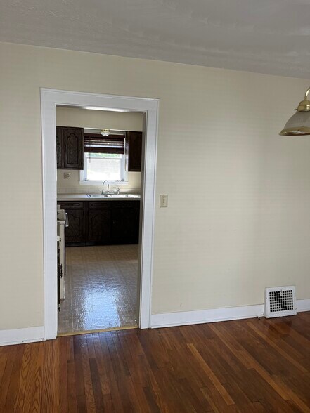 Primary Photo - 435 31st St SW