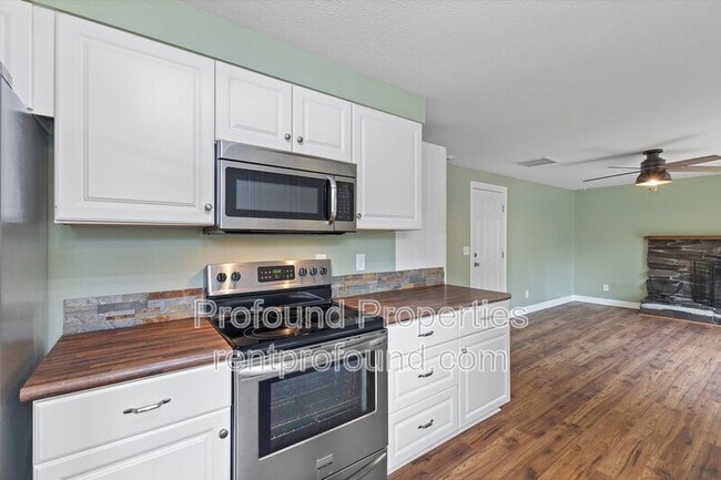 Building Photo - 5860 SW 191st Ave