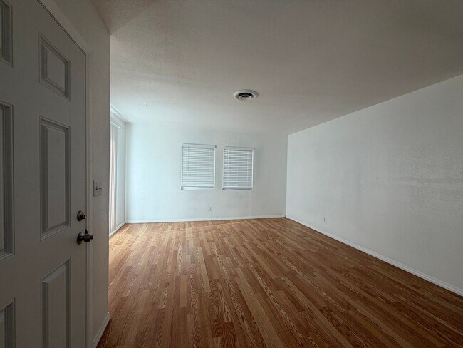 Building Photo - NEW LISTING!! 3 Bedroom 1.5 Bathroom House with Huge Yard, Central Heat & Air!