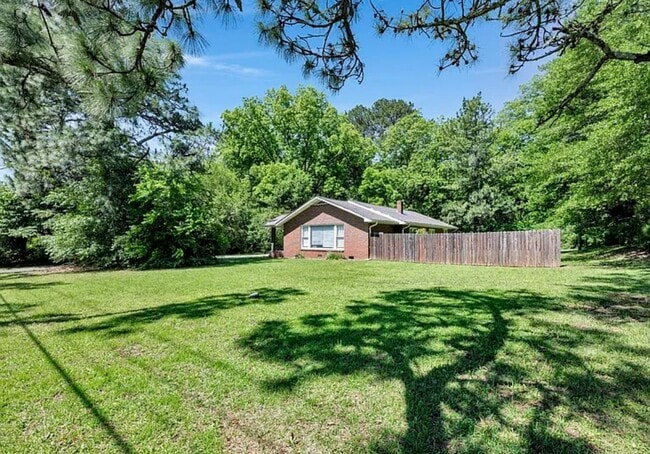 Building Photo - 4 bedroom 2 Bath - Available Now on Main Ave SW