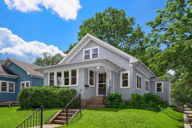 Building Photo - 602 7th St S