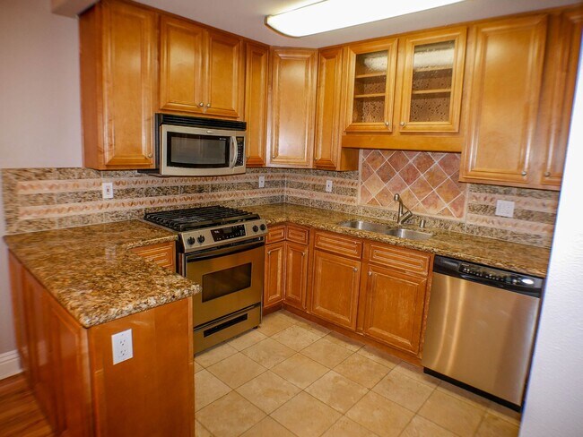 Building Photo - 2BD/2BA Dual Master Condo of secured building in highly sought after Boutique Bella Capri building.