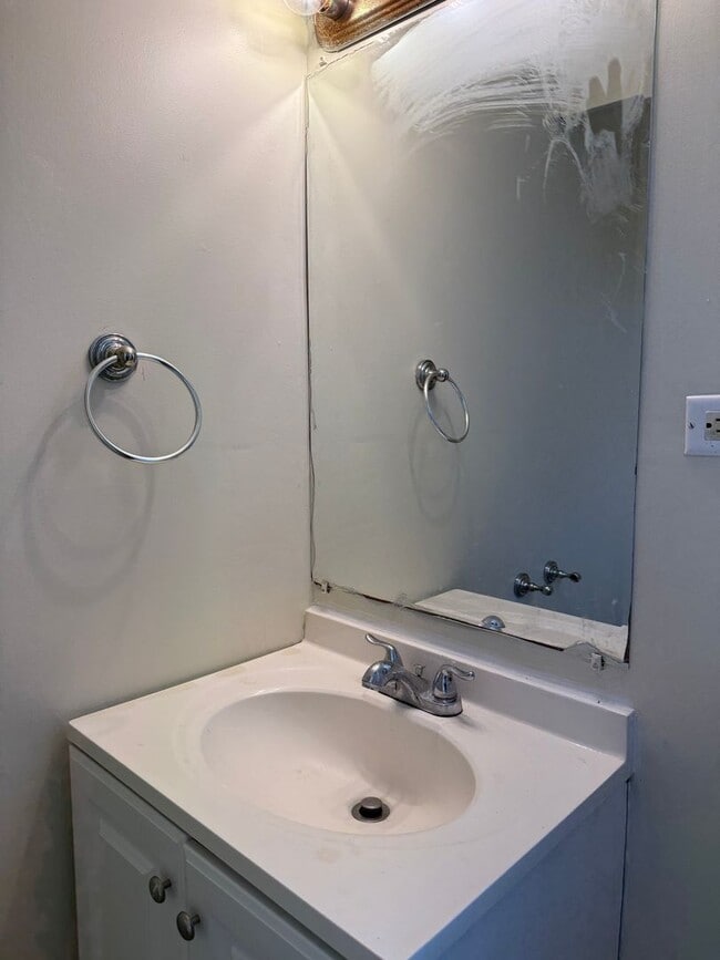 Building Photo - 839 E Walnut St