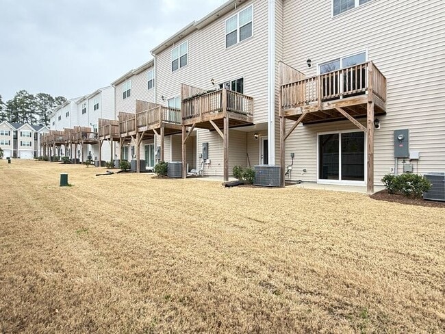 Building Photo - 3 Bedrooms 1 Garage & Open space one the Main Floor