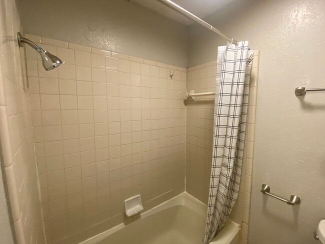 Building Photo - 3 bedroom 2 bath