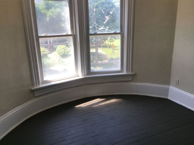 Building Photo - 4 bedroom 2 bathroom single family home