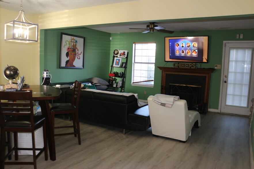 Living room/ dining room - 63 Riverchase Dr
