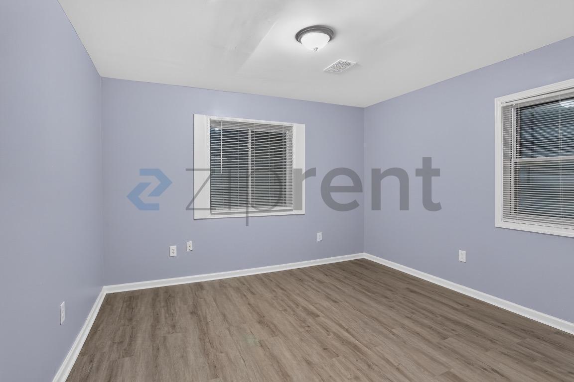 Building Photo - Unit B