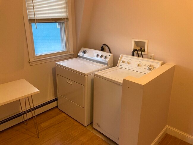 Building Photo - 4 Charles St