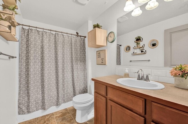 Building Photo - Gorgeous 4-Bdr with fully fenced yard in b...