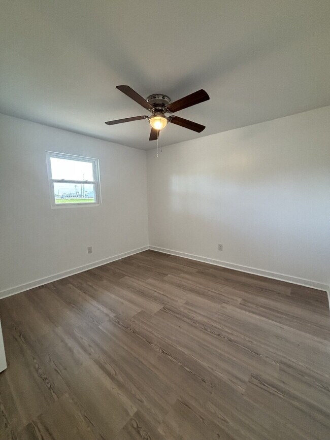 Building Photo - "Charming 2-Bed Gem in Lynn Haven - Cozy 7...