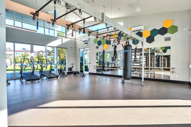 Building Photo - Light and bright 4 bedroom 3 bath beauty i...
