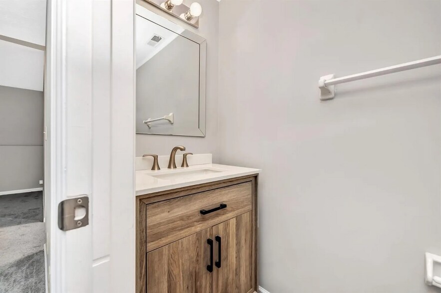 Building Photo - 915 Venetian Ter