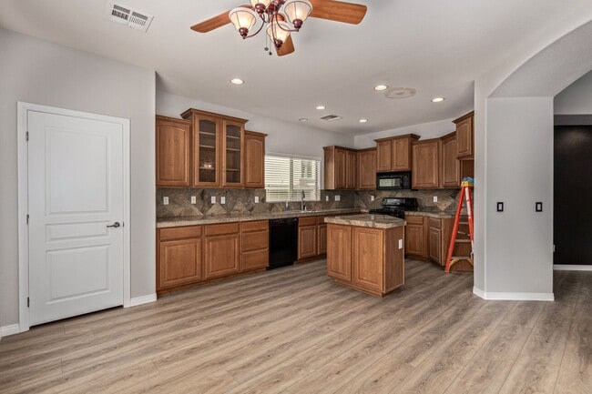 Building Photo - Lovely home in cul-de-sac lot with fenced pool!