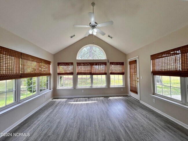 Building Photo - Beautiful brick home in sought-after Sandp...