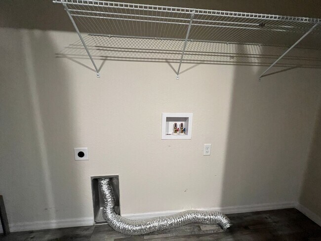 Building Photo - Available now! Lovely 2 Bedroom, 2 Bathroo...