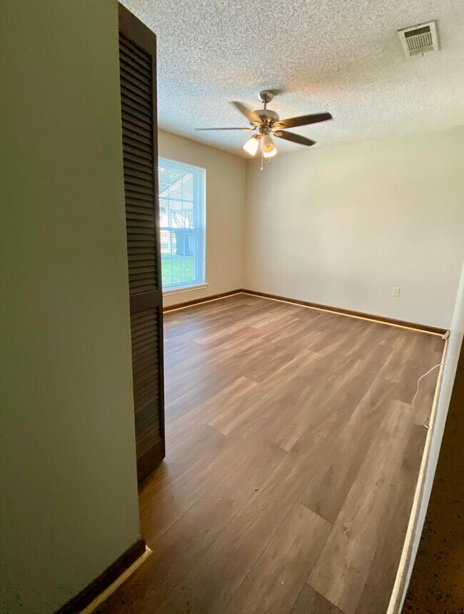 Building Photo - 1331 Knollhaven Dr