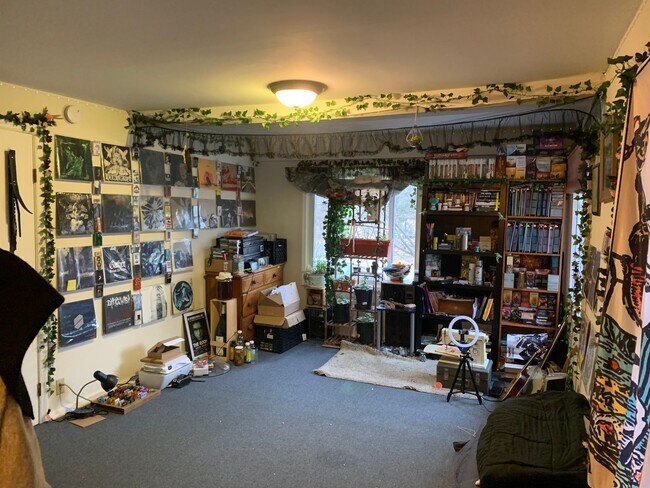 Building Photo - 3 bd/1.5 bath Charming Home just 4 blocks from IU Jacob's School of Music - Available August 2026!