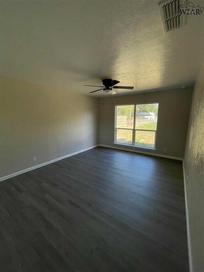 Building Photo - 5001 Lakefront Dr