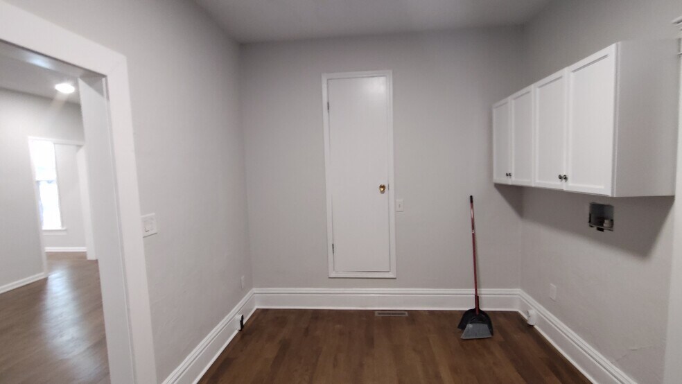 Building Photo - 223 Ash St