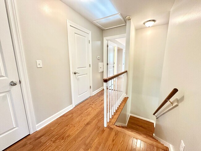 Building Photo - Desirable Mequon Home in Heart of Ville du...