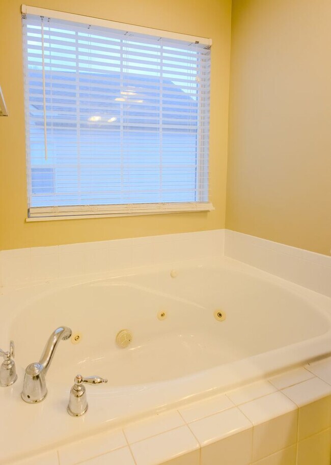 Building Photo - Knoxville 37931 - 4 bedroom 2.5 bath - call Ryan Fogarty 865-333-4840