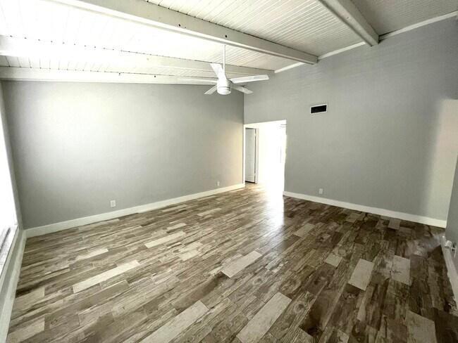 Building Photo - 2 Vía De Casas Sur