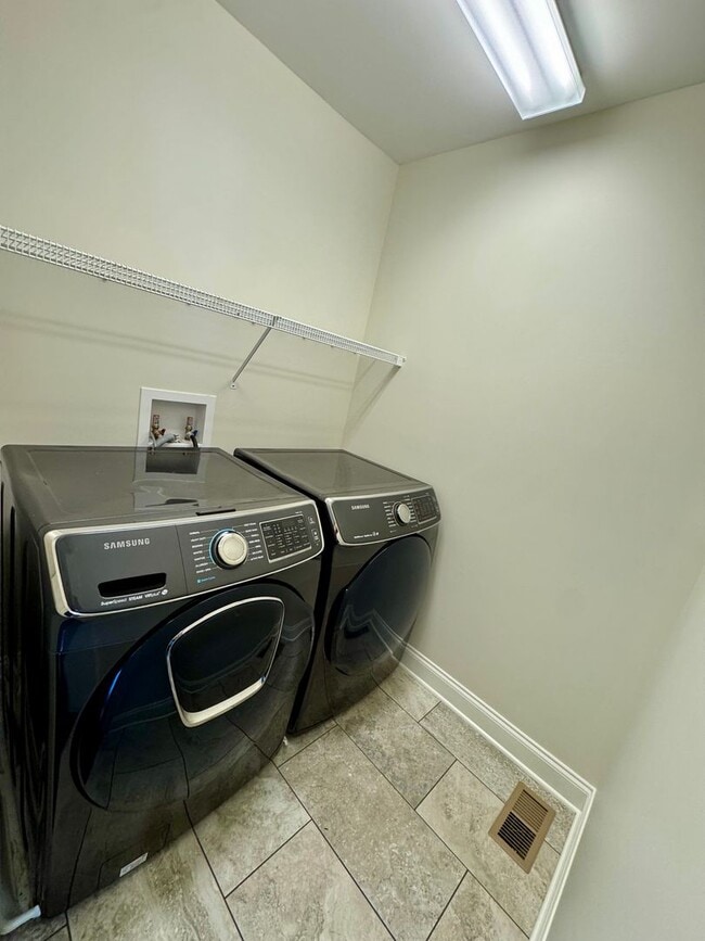 Building Photo - End Unit Townhouse for rent in Bluestone H...
