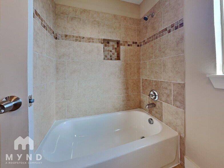 Building Photo - 5003 Higgins St