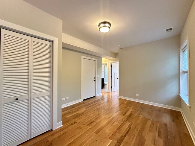 Building Photo - 2206 W Eastwood Ave