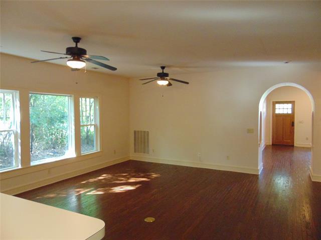 Building Photo - 10306 Country Club Dr