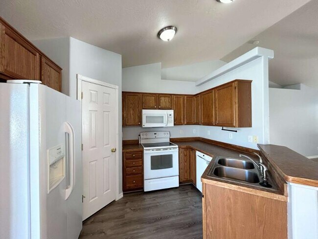 Building Photo - 1129 Golden Pheasant Dr