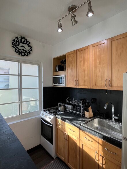 Building Photo - 511 75th St