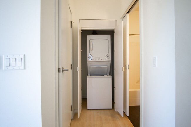 Building Photo - Chic Buckman Studio w/ Vaulted Ceilings, D...