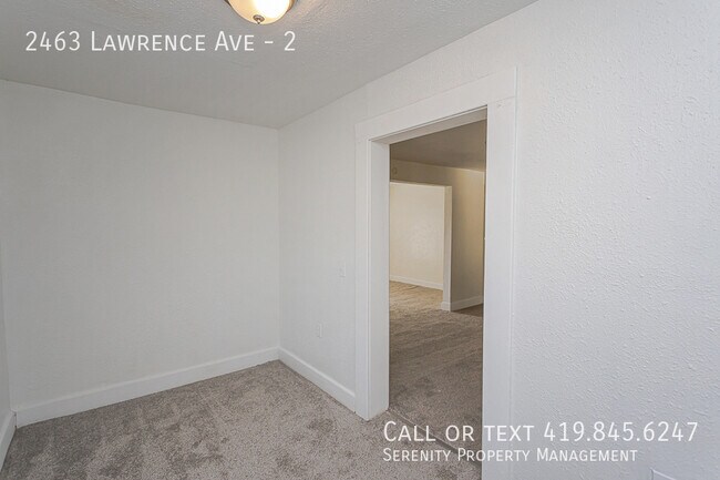 Building Photo - 2463 Lawrence Ave