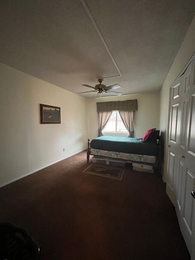 Building Photo - Large 4 bedroom with  yard