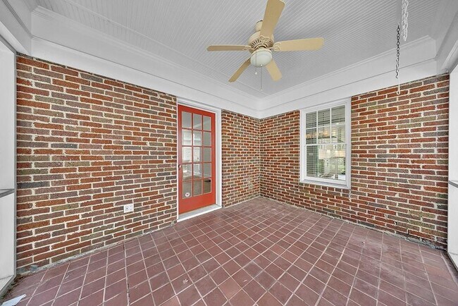 Building Photo - 876 Courtenay Dr NE